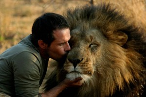 Richardson kissing one of his lions. Image from http://maulshri.com/kevin-richardson-lion-whisperer/
